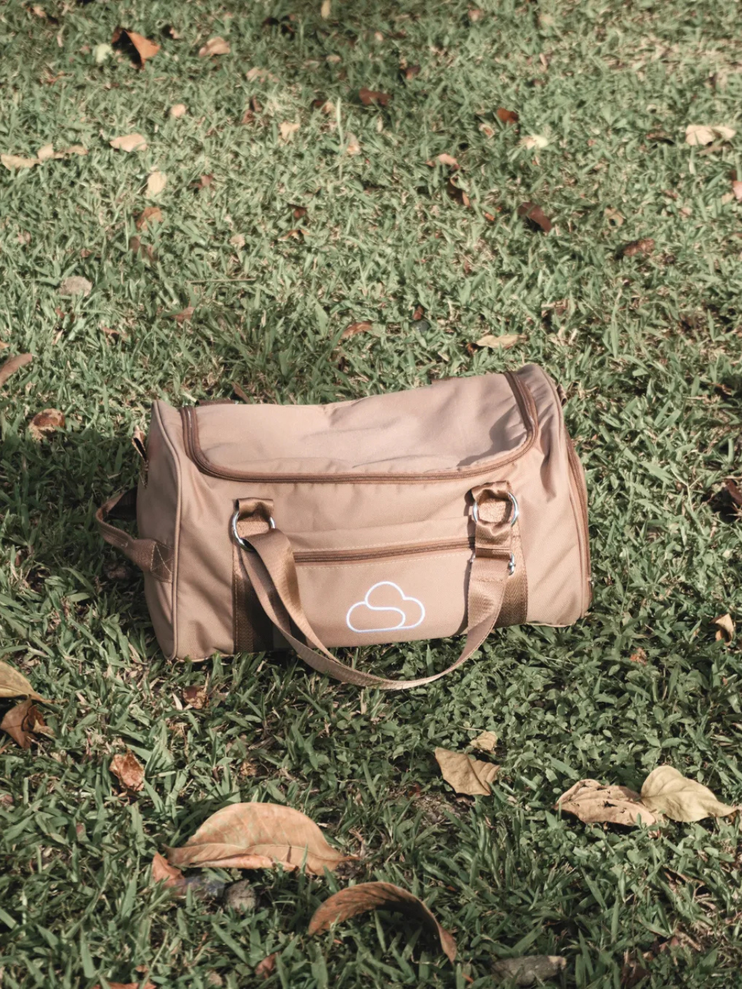 Skylaris Wanderer Duffel in Camel on grass.